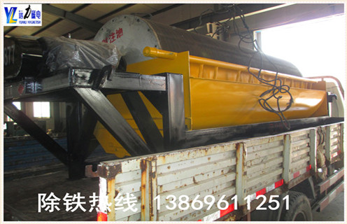 抛丸机永磁筒式磁选机工作原理：  　　经原料矿石筛选后由进料器从干式磁选机的顶部,通过料斗连接,在流动到顶部的辊子松动,状态下降时,铁磁性材料通过重力和磁力,快速落在滚筒上,并吸附在滚筒表面.  　　非磁性有色金属材料在重力作用下落在磁性材料的外面.这些材料随着筒体的旋转,非磁性材料在重力作用下从气缸下落,在滑槽中.含铁磁性材料吸附在圆筒的表面上并继续旋转,直到其不具有磁力.材料从带式输送机排出,并最终分成含铁材料和无铁材料.  　　3.抛丸机永磁筒磁选机实验  　　潍坊米兰在线官网配备各类选矿实验的磁选设备,型号齐全,优质低价,可定制,并且公司成立了大型选矿实验室,可以普通的金属矿物和非金属矿物加工在机器上和实验室为客户分析其成份,并为客户推荐客户使用相关型号.