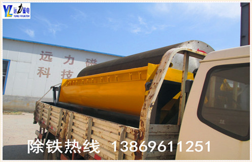 小型磁选机设备适用于湿式磁选工艺,是磁选试验常用设备.米兰在线官网生产的小型磁选机设备磁场强度9000-10000GS,适用于赤铁矿.褐铁矿.镜铁矿.锰矿.镍矿.钛铁矿等弱磁性矿物的湿式磁选作业. 1.小型磁选机的工作原理 是矿浆经给矿箱流入槽体后,在给矿喷水管的水流作用下,矿粒呈松散状态进入槽体的给矿区.在磁场的作用,磁性矿粒发生磁聚而形成“磁团”或“磁链”,“磁团”或“磁链”在矿浆中受磁力作用,向磁极运动,而被吸附在圆筒上.由于磁极的极性沿圆筒旋转方向是交替排列的,并且在工作时固定不动,“磁团”或“磁链”在随圆筒旋转时,由于磁极交替而产生磁搅拌现象,被夹杂在“磁团”或“磁链”中的脉石等非磁性矿物在翻动中脱落下来,最终被吸在圆筒表面的“磁团”或“磁莲”即是精矿.精矿随圆筒转到磁系边缘磁力最弱处,在卸矿水管喷出的冲洗水流作用下被卸到精矿槽中.非磁性或弱磁性矿物被留在矿浆中随矿浆排出槽外,即是尾矿.