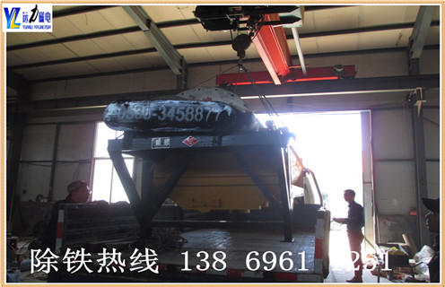为什么普通型干式磁选机的跑尾情况比较高,潍坊米兰在线官网生产的干式磁选机具有磁系设计结构先进.整机重量轻.运转快速可靠.而且维修方便.干式磁选机非常适用于干旱缺水地区, 这样不仅能够节省水资源,而且能够为客户降低选矿成本,为超贫磁铁矿开采和利用开辟了一条新途径.​