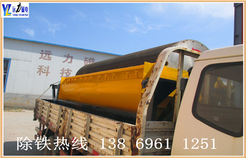.远力干式磁选机新型设计,减少尾矿跑尾  　　米兰在线官网独创的专利技术,采用吸附.去杂.提纯.脱磁4段复合磁系的排列方法,采用优质铁氧体和钕铁硼材料与稀土磁钢复合而成.此种磁系排列方法可广泛应用于贫磁铁矿的富集提纯.河沙选铁.钢渣提纯.钛铁矿分离等,干式磁选机非常适用于干旱缺水地区,节省水资源,降低选矿成本,为超贫磁铁矿开采和利用开辟了一条新途径. 采用独有变频调速电动机,使用寿命长,运行故障低,可随时调节粗精矿品味高低